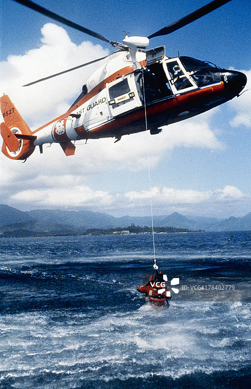 直升机在海上救援图片素材