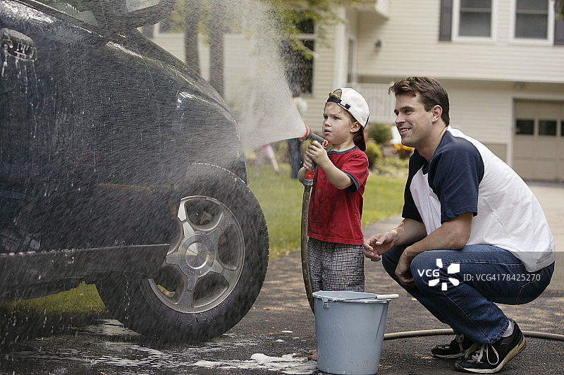 父亲和女儿一起洗车图片素材