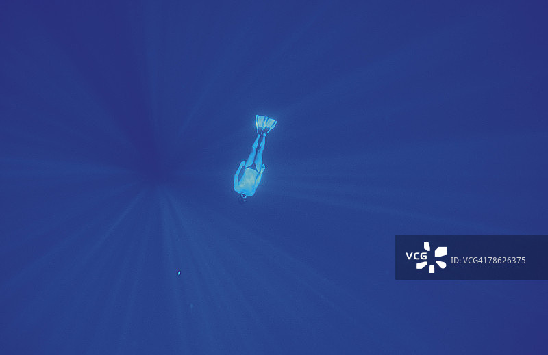 在海洋中发光的水肺潜水员图片素材