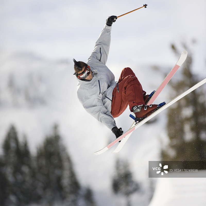 半空中自由式滑雪者图片素材