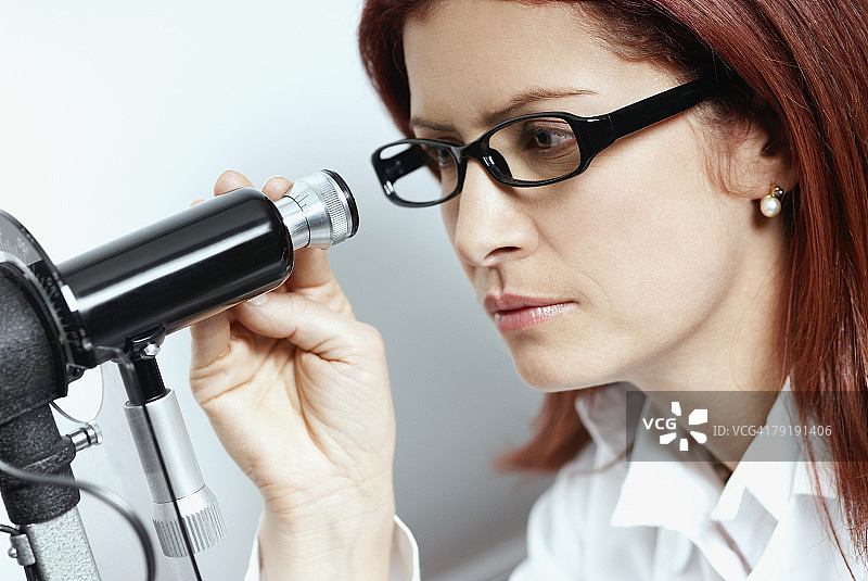 一个女性验光师使用光镜的特写图片素材