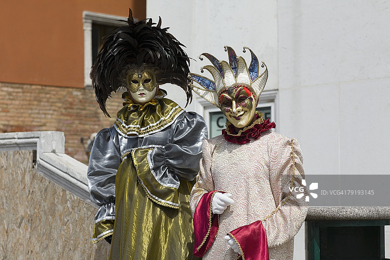 两个戴着面具的人的特写，威尼斯，意大利图片素材
