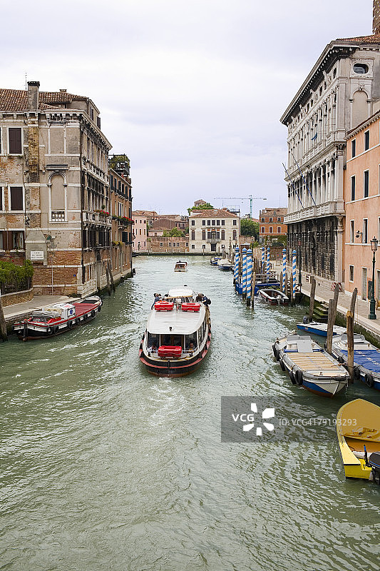 意大利威尼斯运河里的小船和水上出租车图片素材