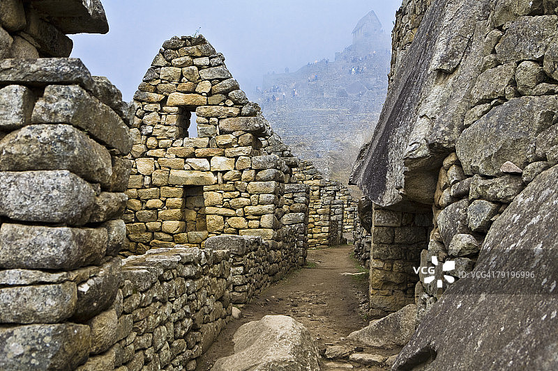 穿过秘鲁库斯科地区马丘比丘古城遗址的街道图片素材