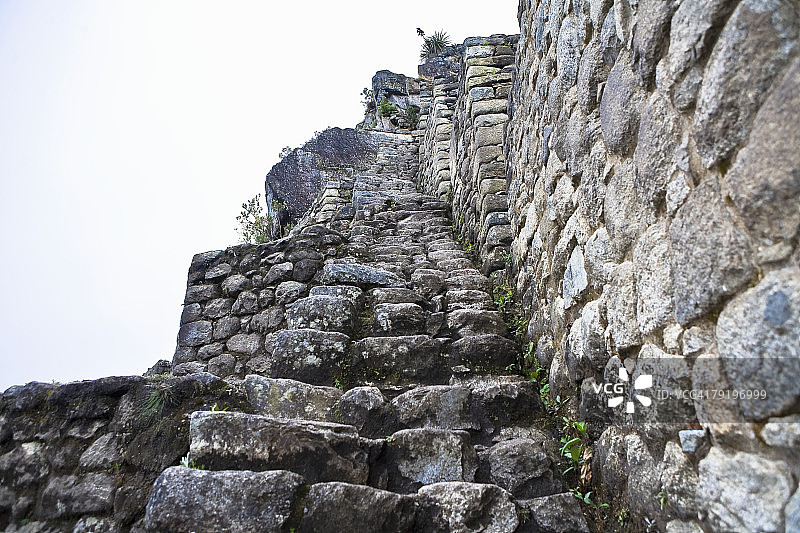 低角度的毁坏的台阶，阿瓜斯卡连特斯，山怀那比丘，马丘比丘，库斯科地区，秘鲁图片素材