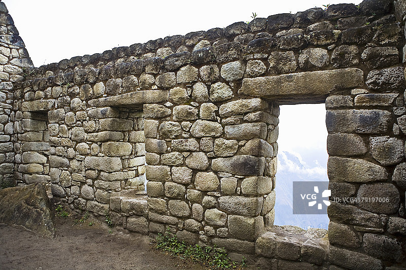 秘鲁库斯科地区马丘比丘，怀那比丘山，阿瓜斯卡连特斯的石墙遗址图片素材