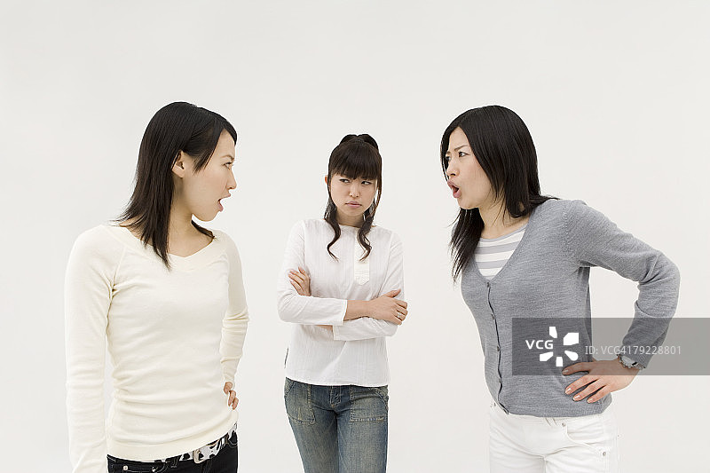 三个年轻女人在争论图片素材