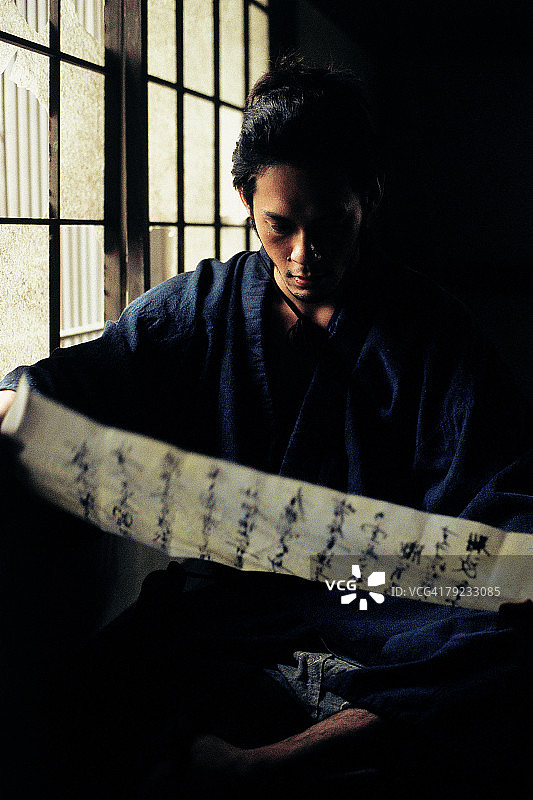 武士在读一份日本文件图片素材