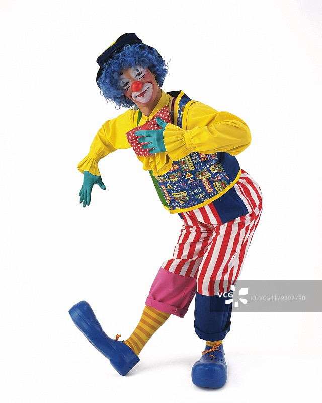 小丑摆姿势的肖像，正面视图图片素材