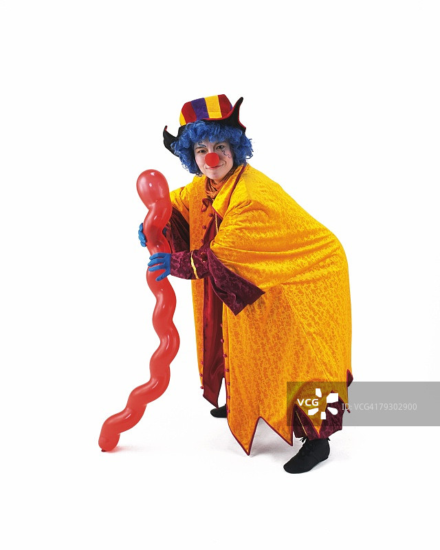 小丑的肖像拿着气球棒，正面视图图片素材