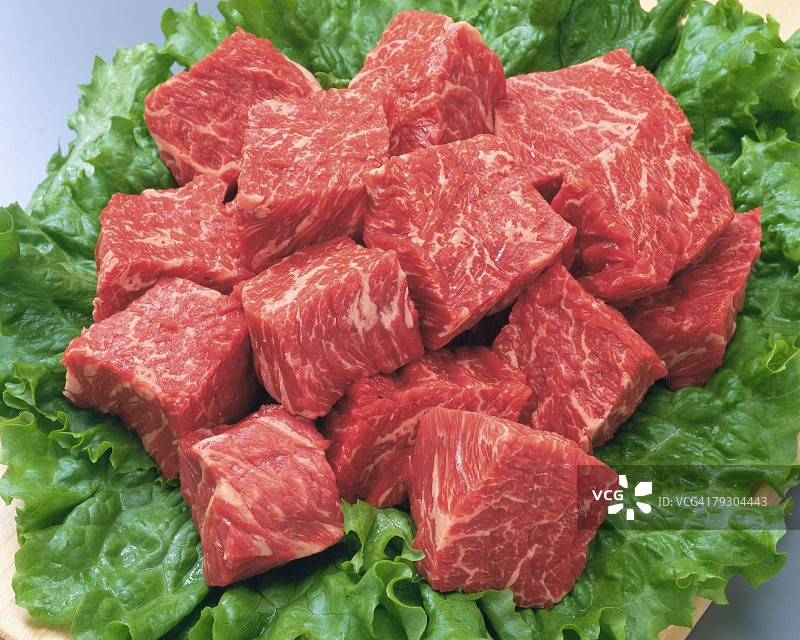 沙拉上的牛肉块，高角度视角图片素材