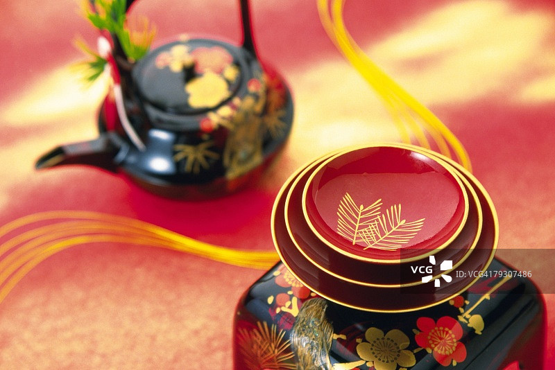 日本米酒壶和杯子庆祝，高角度的观点，近图片素材