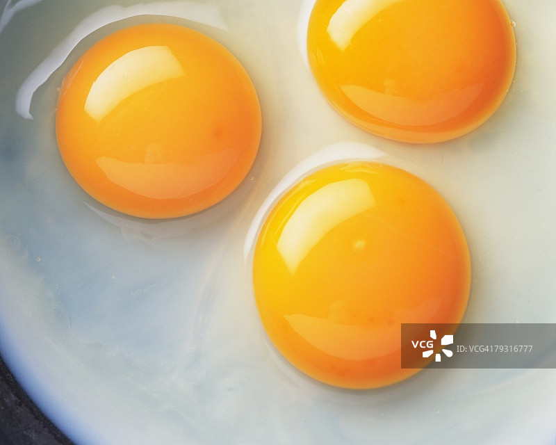 三个鸡蛋，单面煎，特写图片素材
