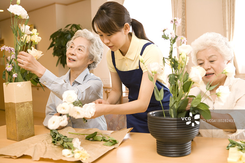 年长妇女和女护士表演日本插花图片素材