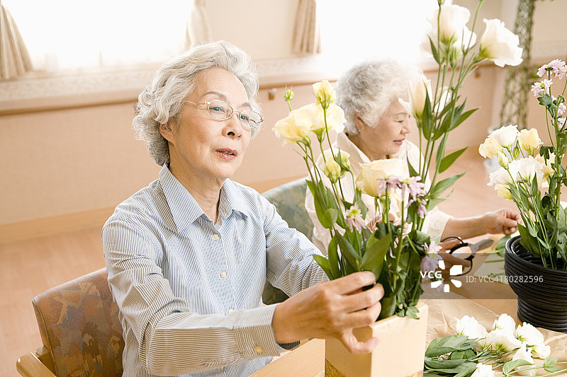 年长妇女表演日本插花图片素材