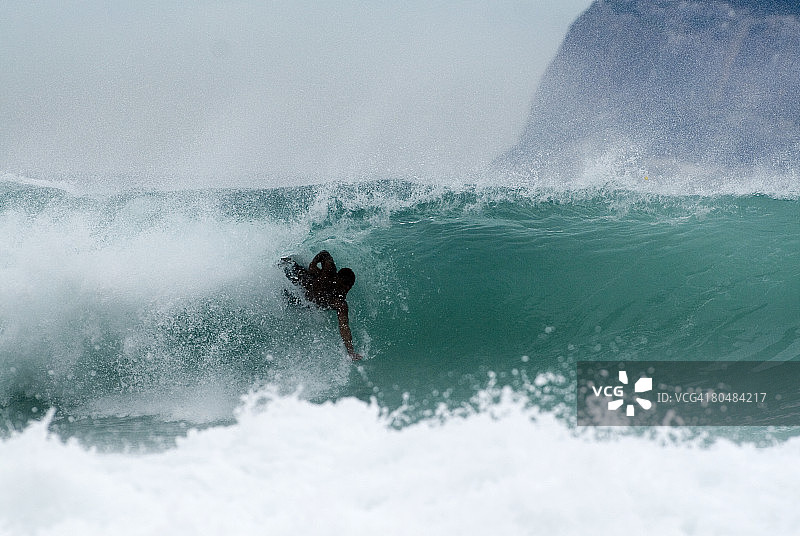 巴西，里约热内卢，冲浪者看起来像大浪图片素材