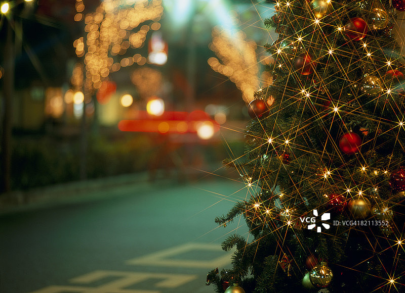 照亮日本东京街头的圣诞树图片素材