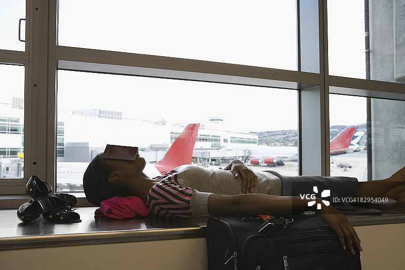 一个女商人在机场睡觉的侧影图片素材