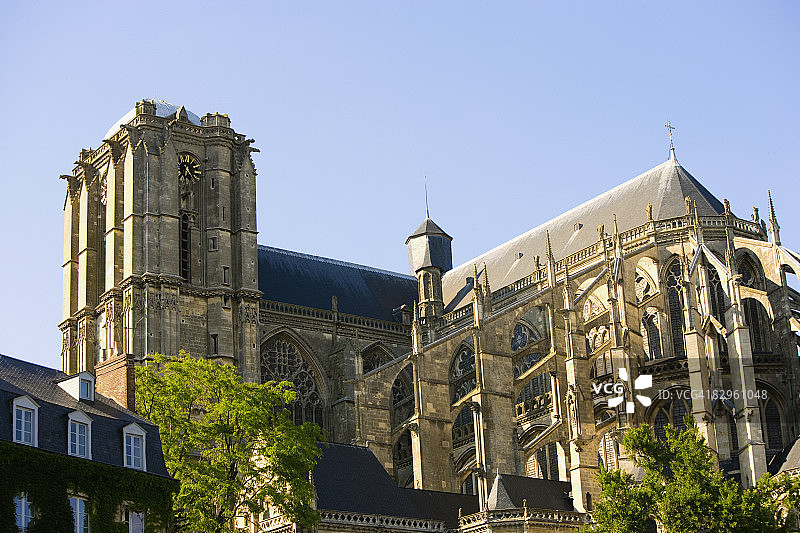低角度的大教堂，勒芒大教堂，勒芒，法国图片素材