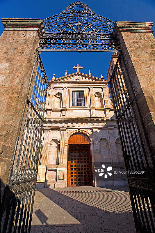 教堂的低角度视图，Templo De La Cruz，莫雷里亚，米却肯州，墨西哥图片素材