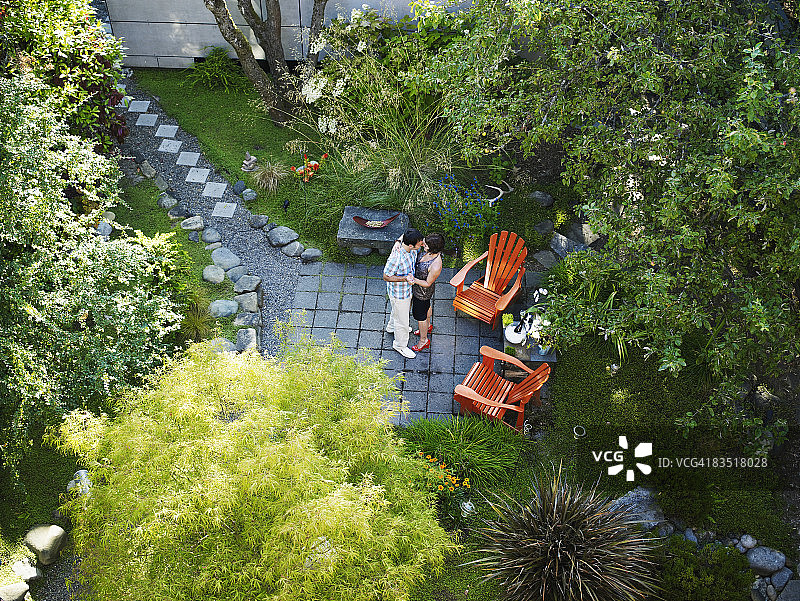 情侣在后院花园跳舞，俯瞰图片素材