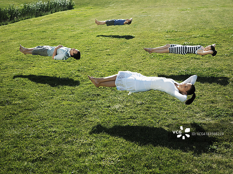 一群人放松漂浮在草地上图片素材