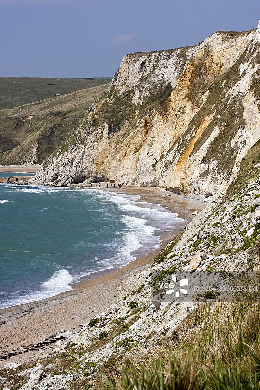 陡峭的悬崖和海滩，圣奥斯瓦尔德湾，多塞特，英格兰，英国，欧洲图片素材