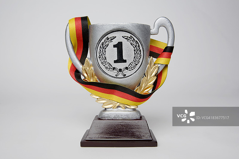 冠军奖杯用德国国旗颜色的饰带包裹着图片素材