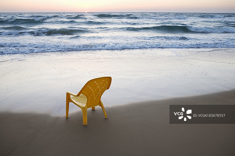 海滩上的一把塑料椅子图片素材