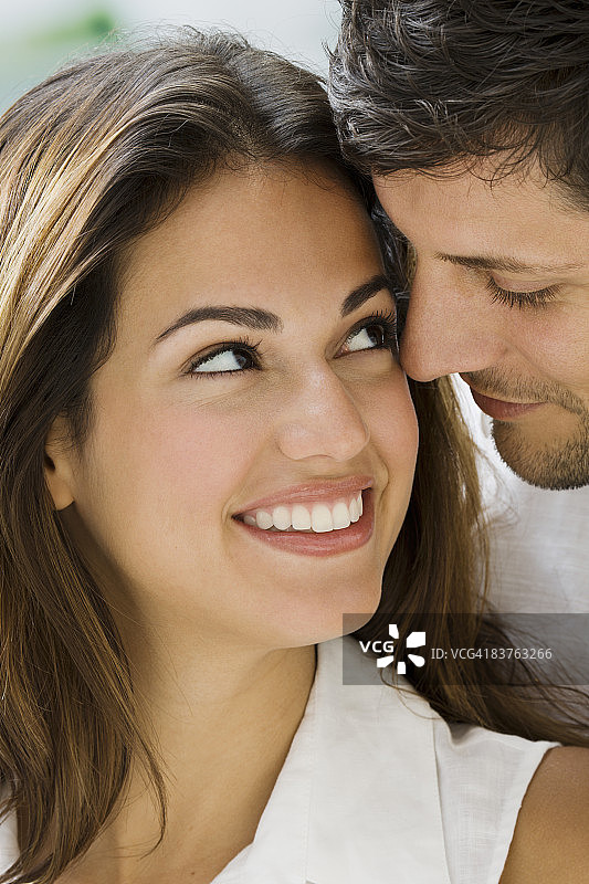 年轻情侣拥抱，微笑，特写图片素材