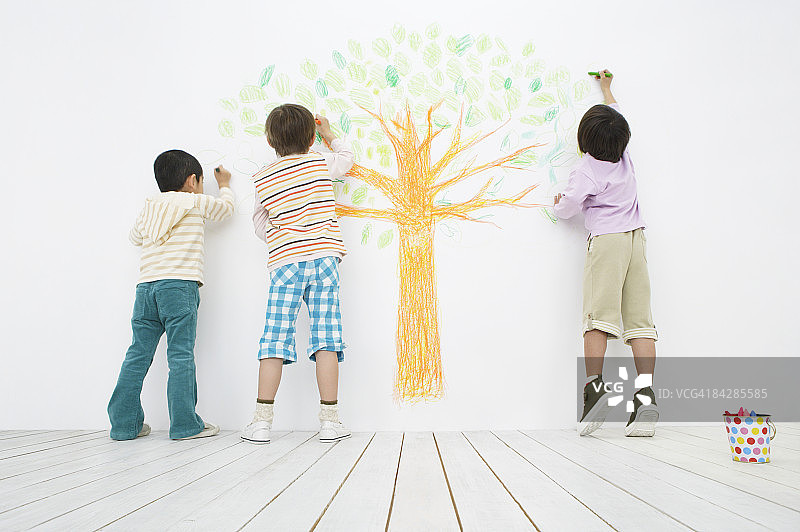 男孩们画了一棵树，后视图图片素材