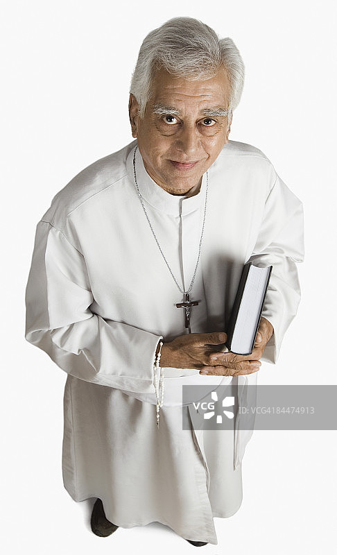 一幅牧师手持圣经微笑的肖像图片素材