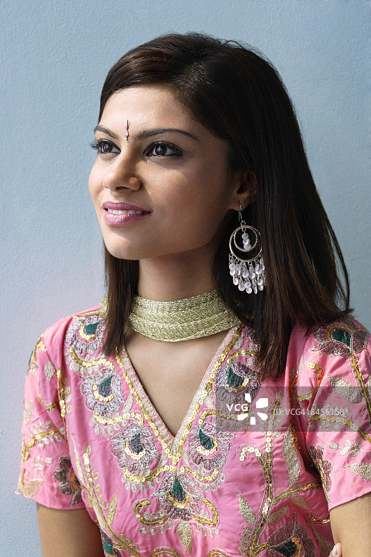 穿着传统印度服装的年轻女子(沙丽卡米兹)图片素材