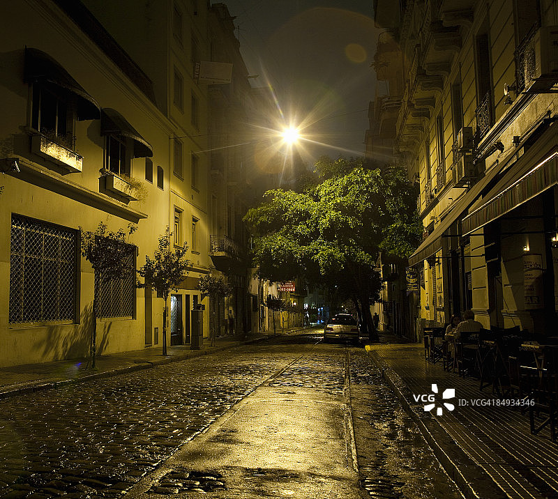 雨后的布宜诺斯艾利斯鹅卵石街道图片素材