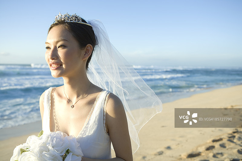 日本新娘在海滩上散步图片素材