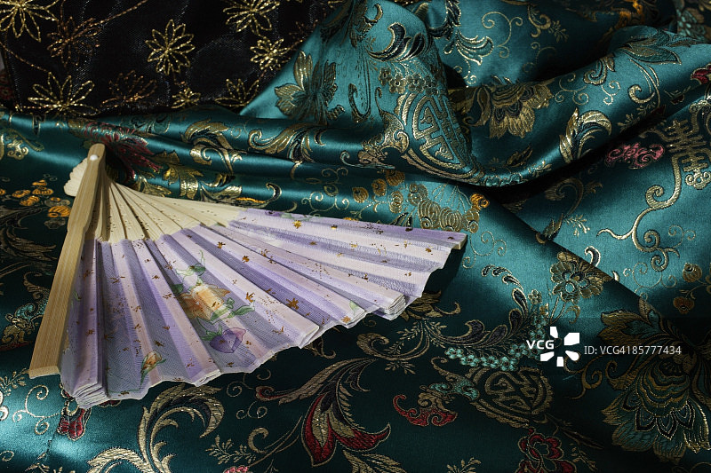 详细的扇子上面的翡翠绿色中国丝绸织物图片素材