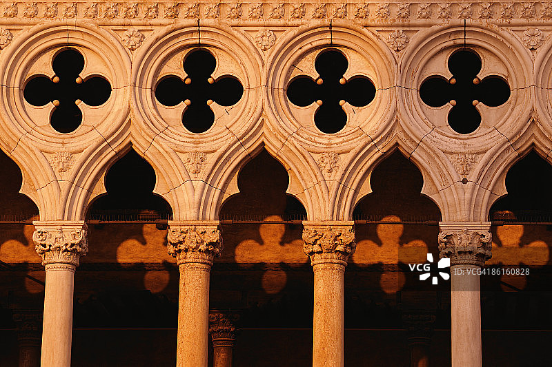 圣马可广场总督宫的柱子，意大利威尼斯图片素材