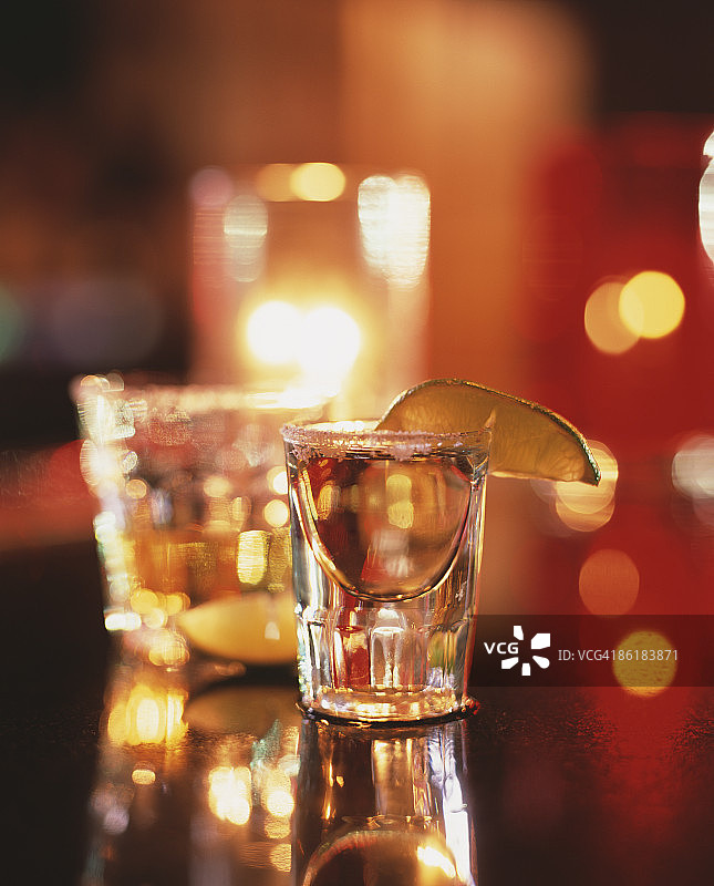 酒吧里的龙舌兰酒加盐，酸橙和蜡烛图片素材
