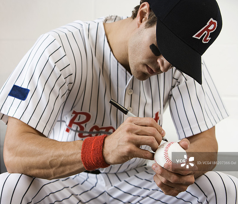 特写的棒球运动员签名棒球图片素材