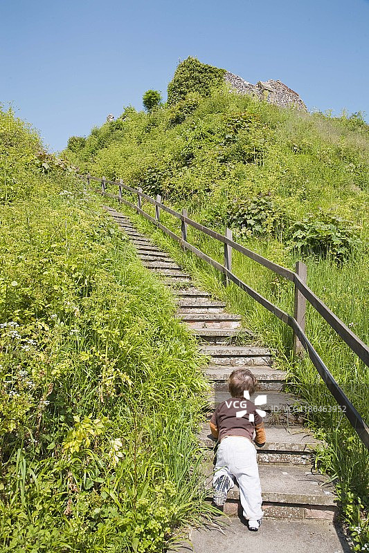 在山坡上爬台阶的孩子图片素材
