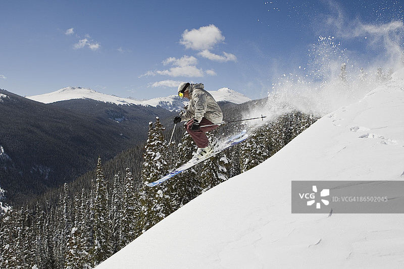 在山坡上滑雪的人图片素材