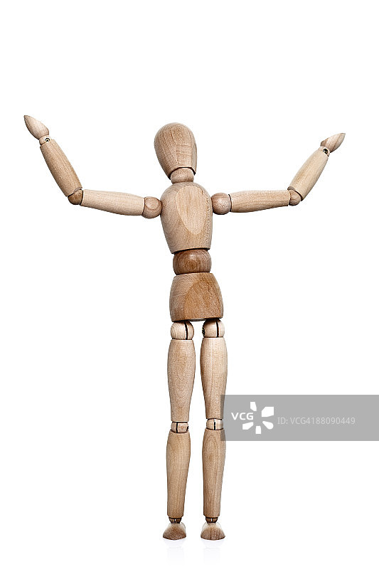 木制人体模型举着双臂站着图片素材