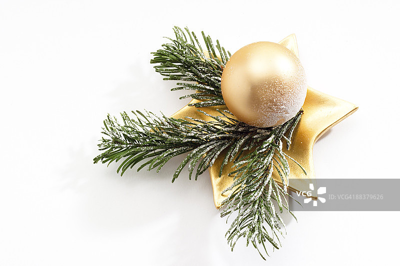 用圣诞小装饰品和冷杉树枝做的圣诞装饰图片素材
