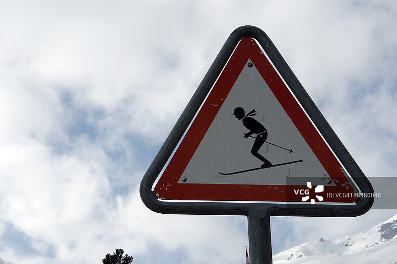 瑞士，格劳布恩登，阿罗萨，滑雪者的标志对着天空，特写图片素材