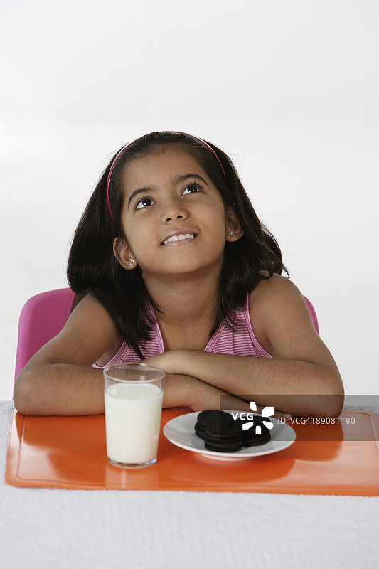 有牛奶和饼干的女孩图片素材