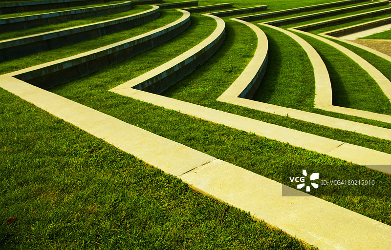 对称的绿色草地草坪与一排排的台阶在一个公园图片素材