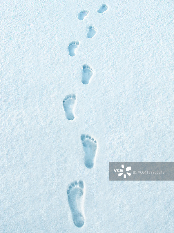 新雪中赤裸的脚印图片素材