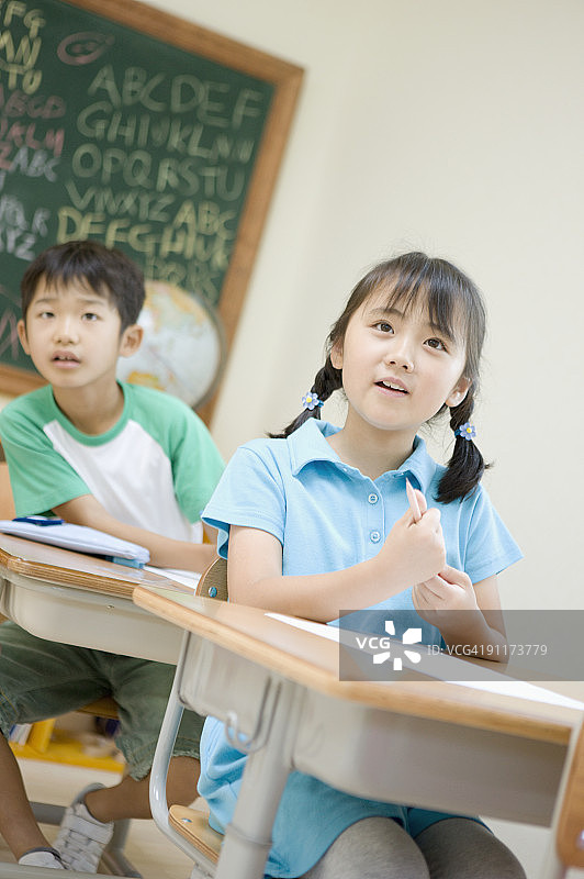 男孩和女孩在教室里图片素材