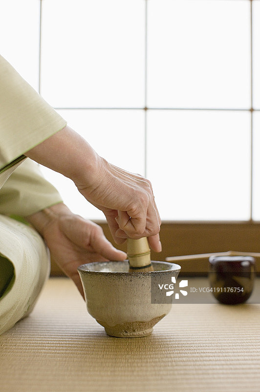 穿着和服准备日本茶的老妇人图片素材