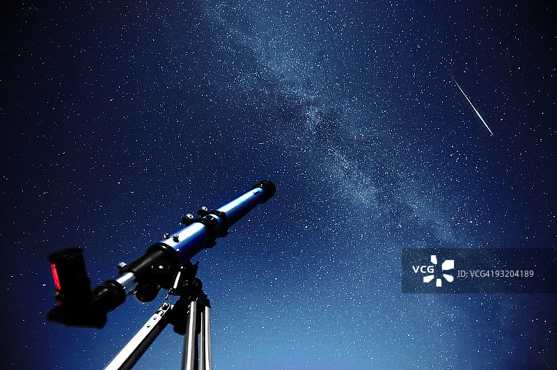 望远镜指向银河系图片素材